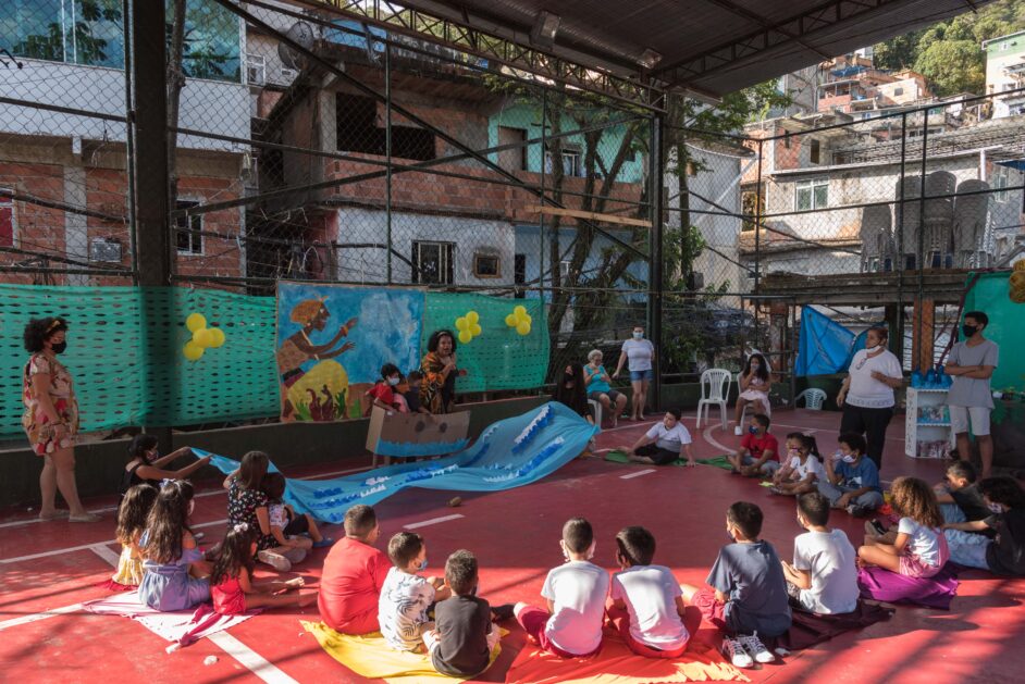 Atividade de contação de histórias na Rocinha, na festa do dia das crianças no ano de 2021. Foto: Bárbara Dias