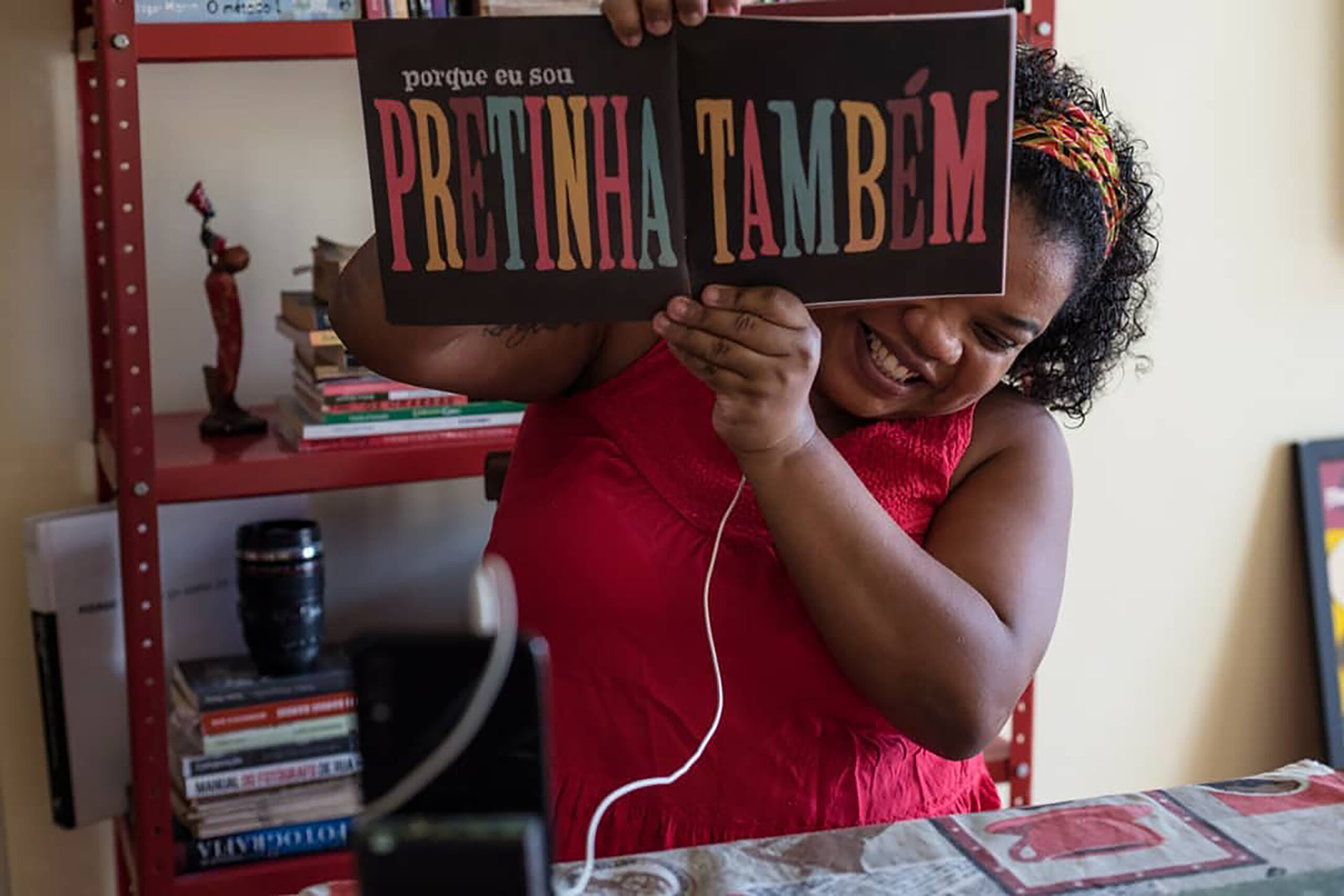 Carla Souza em uma contação de história online, em uma live sobre o livro Amoras, de Emicida, durante a pandemia, ainda enquanto projeto Mãe de Cria, em 2020. Foto: Bárbara Dias