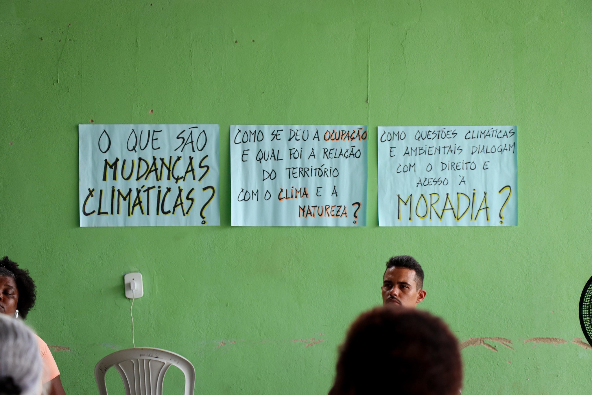 Cartazes com as perguntas norteadoras da Roda de Memória Climática de Antares. Foto: Alexandre Cerqueira