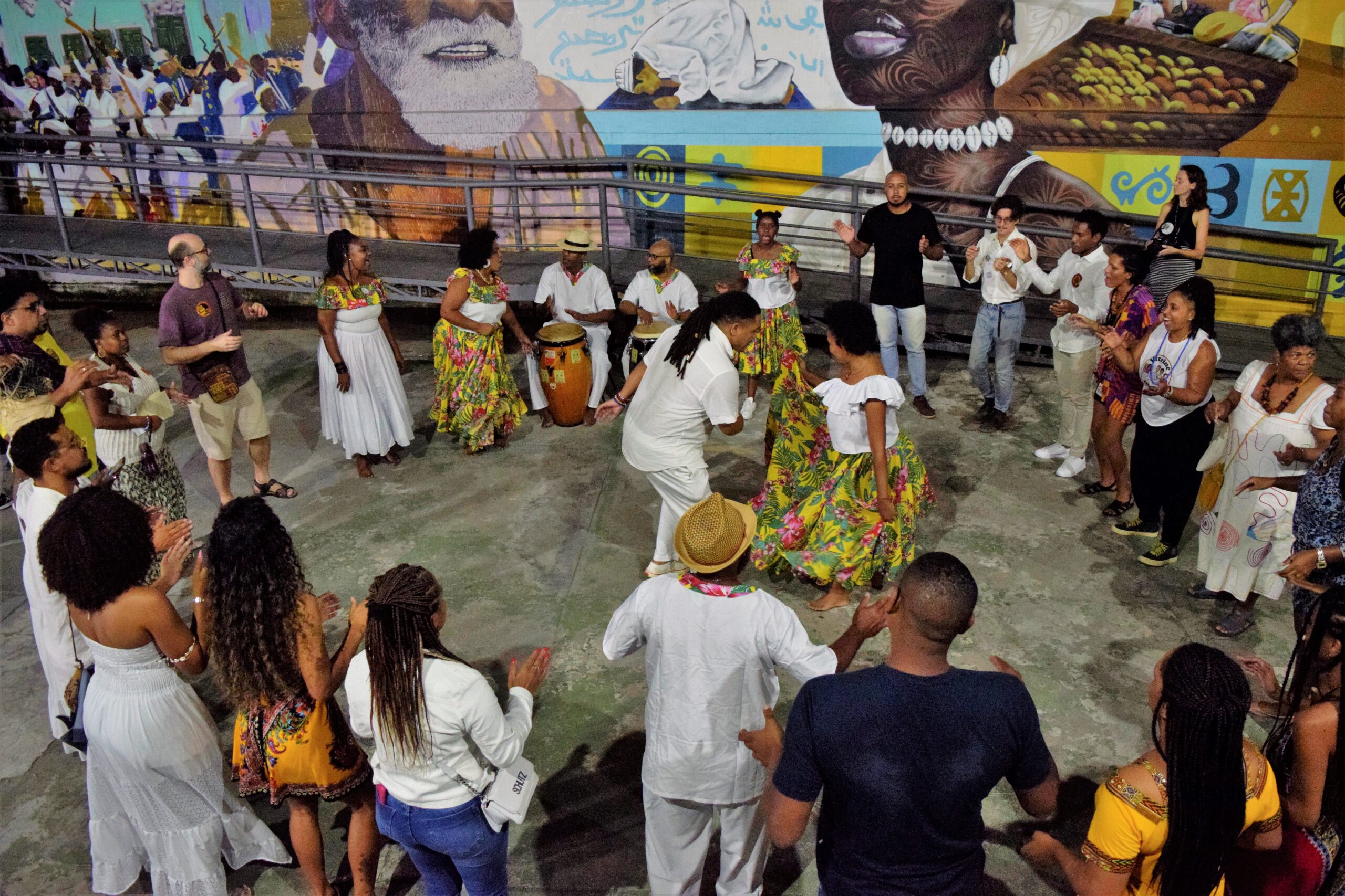 Companhia de Aruanda, formada por jovens moradores de comunidades do subúrbio carioca e da Baixada Fluminense, com experiências em diversas áreas, como: Dança Contemporânea, Dança Afro, Danças Populares, Teatro e Música. Foto: Amanda Baroni