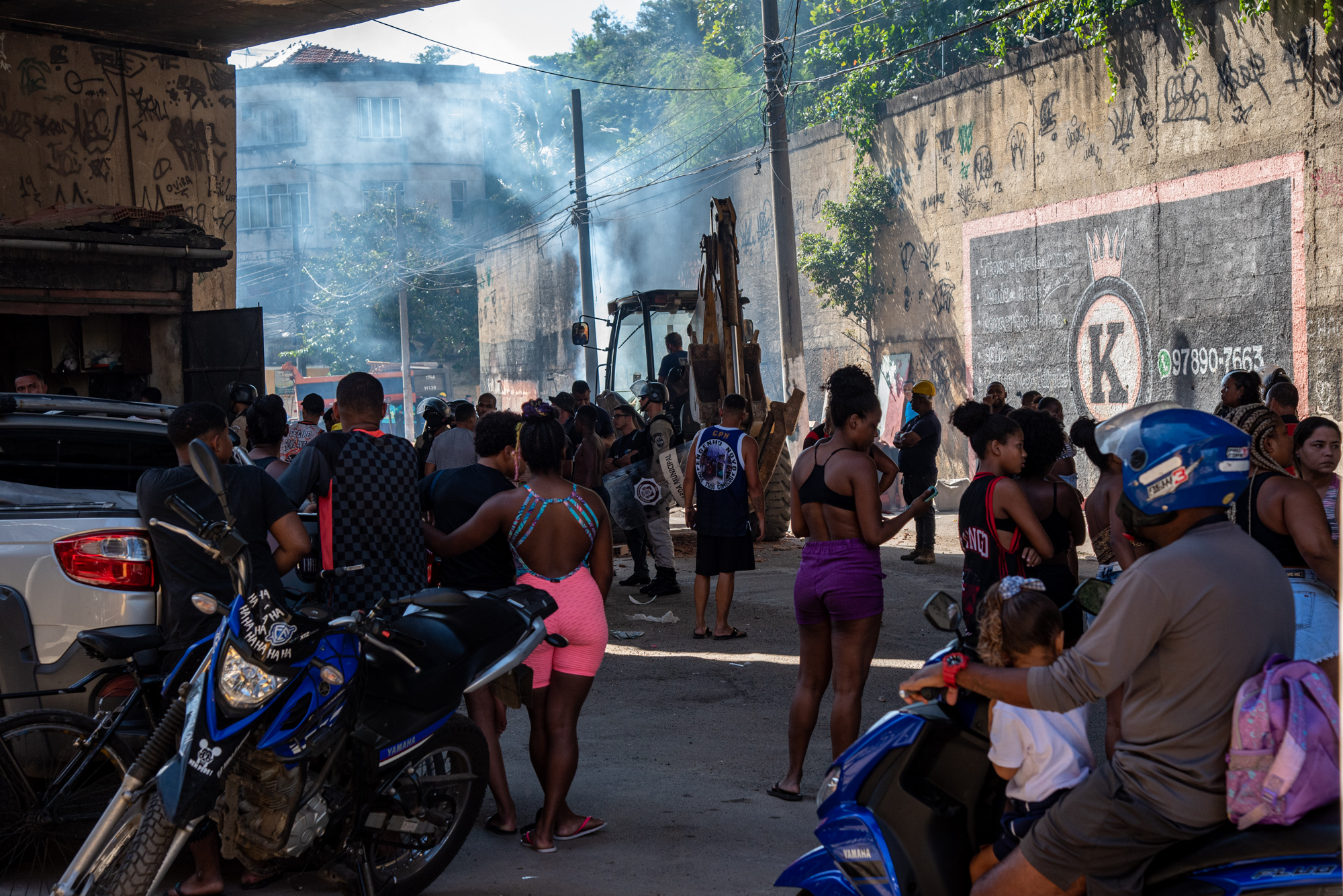 Moradores da favela do Rato Molhado observam a operação de remoção na comunidade. Foto: Bárbara Dias