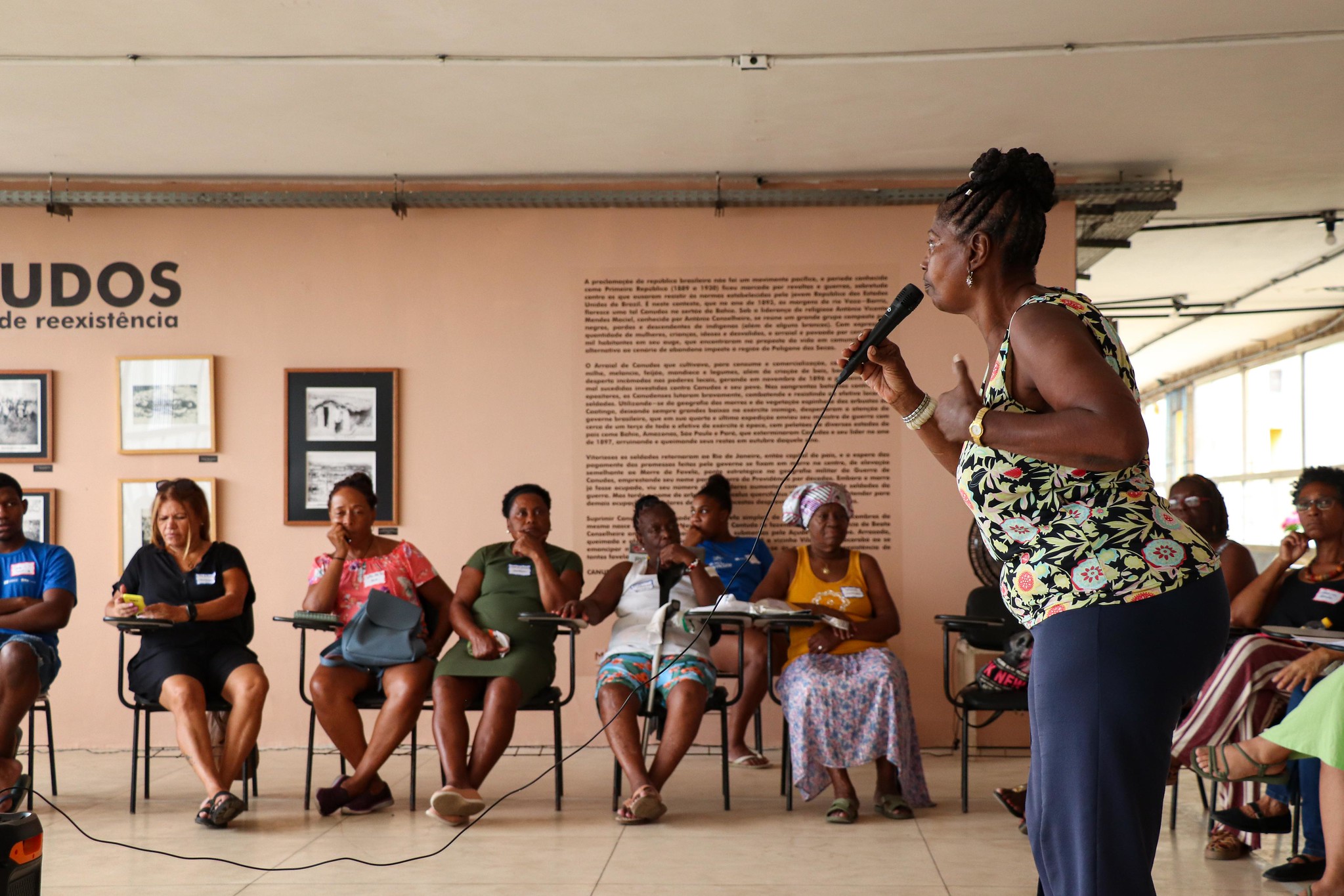 Moradores trocam suas experiências e memórias durante a roda de debates. Foto: Alexandre Cerqueira