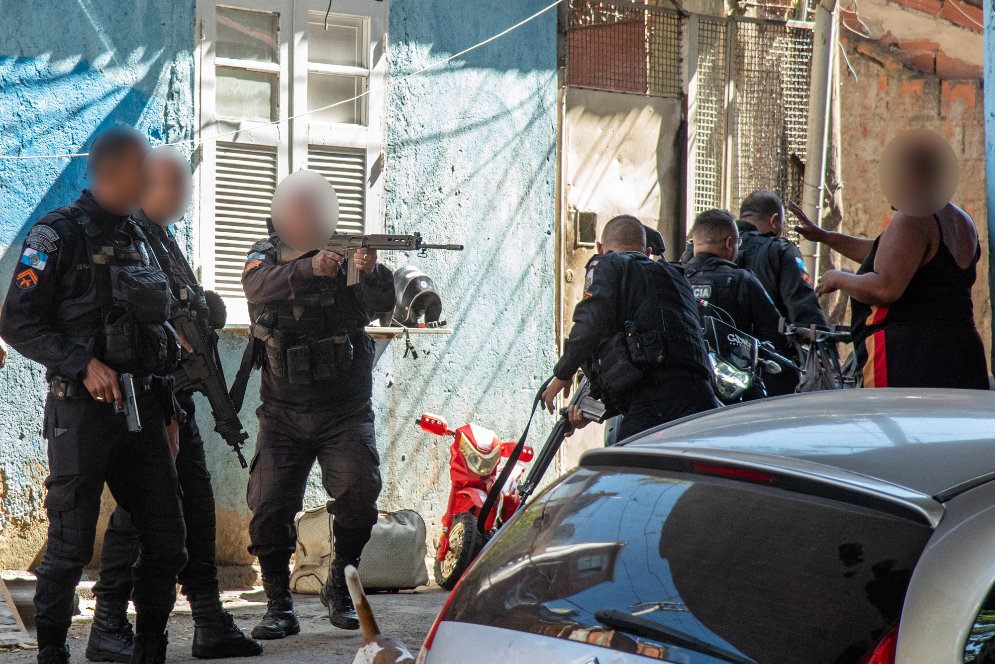 Policial Militar aponta fuzil para moradores, durante protesto contra remoção na Favela do Rato Molhado. Foto: Bárbara Dias