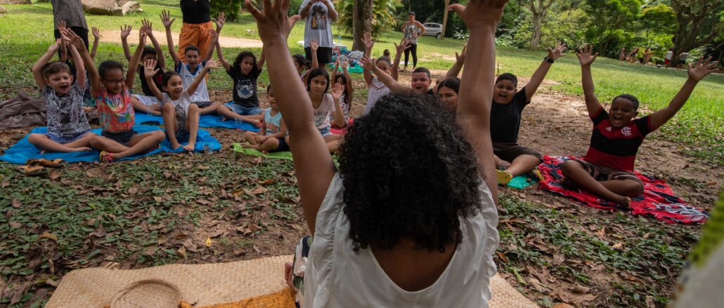 Projeto Ebí de contação de histórias, atividades Afro Referenciadas e piquenique com as crianças da Rocinha, realizado no Parque da Cidade, Gávea, em 2022. Foto: Bárbara Dias
