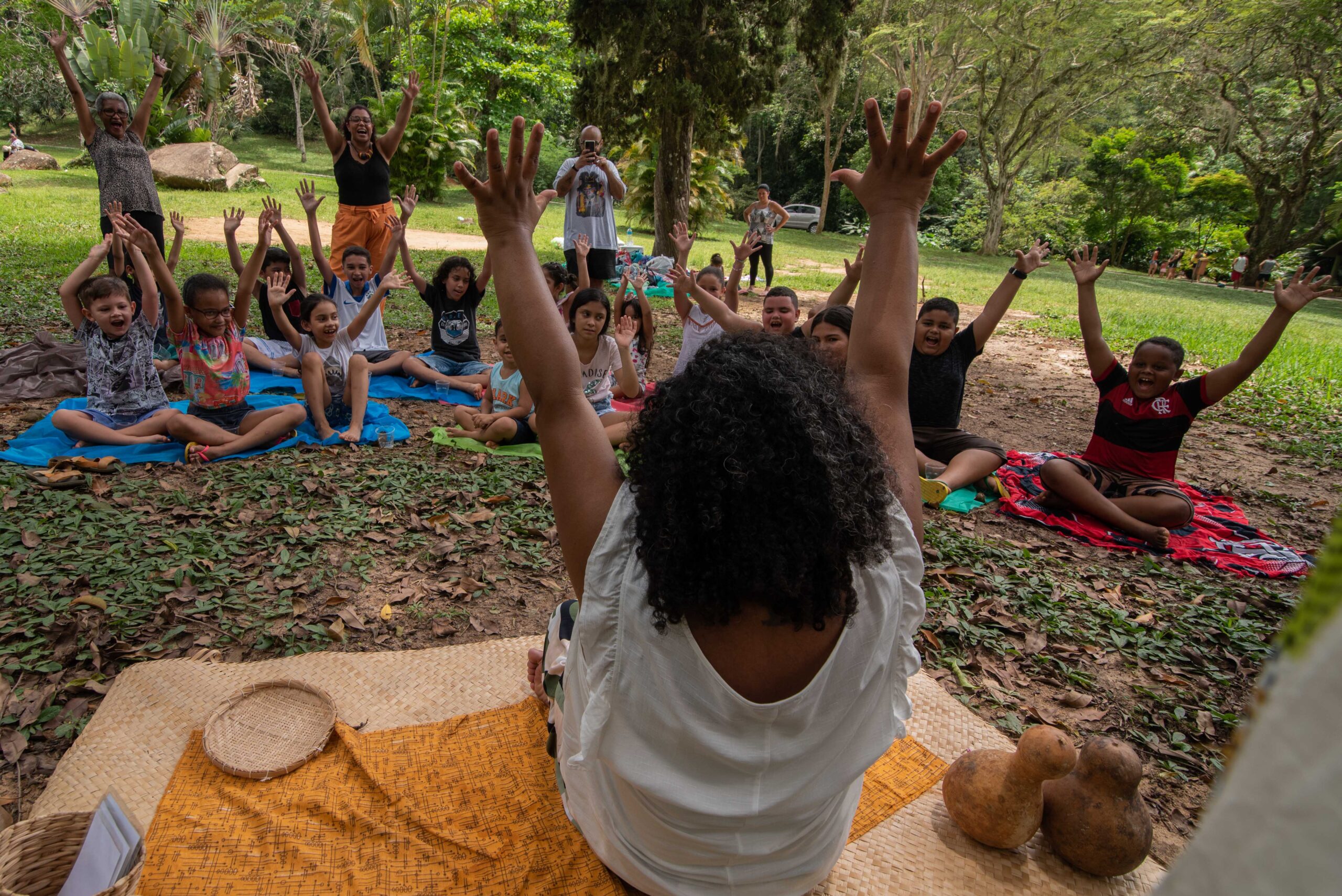 Projeto Ẹbí de contação de histórias realizou dia de atividades afrorreferenciadas e piquenique com crianças da Rocinha, no Parque da Cidade, no bairro da Gávea, Zona Sul da cidade, bem ao lado da favela, em 2022. Foto: Bárbara Dias