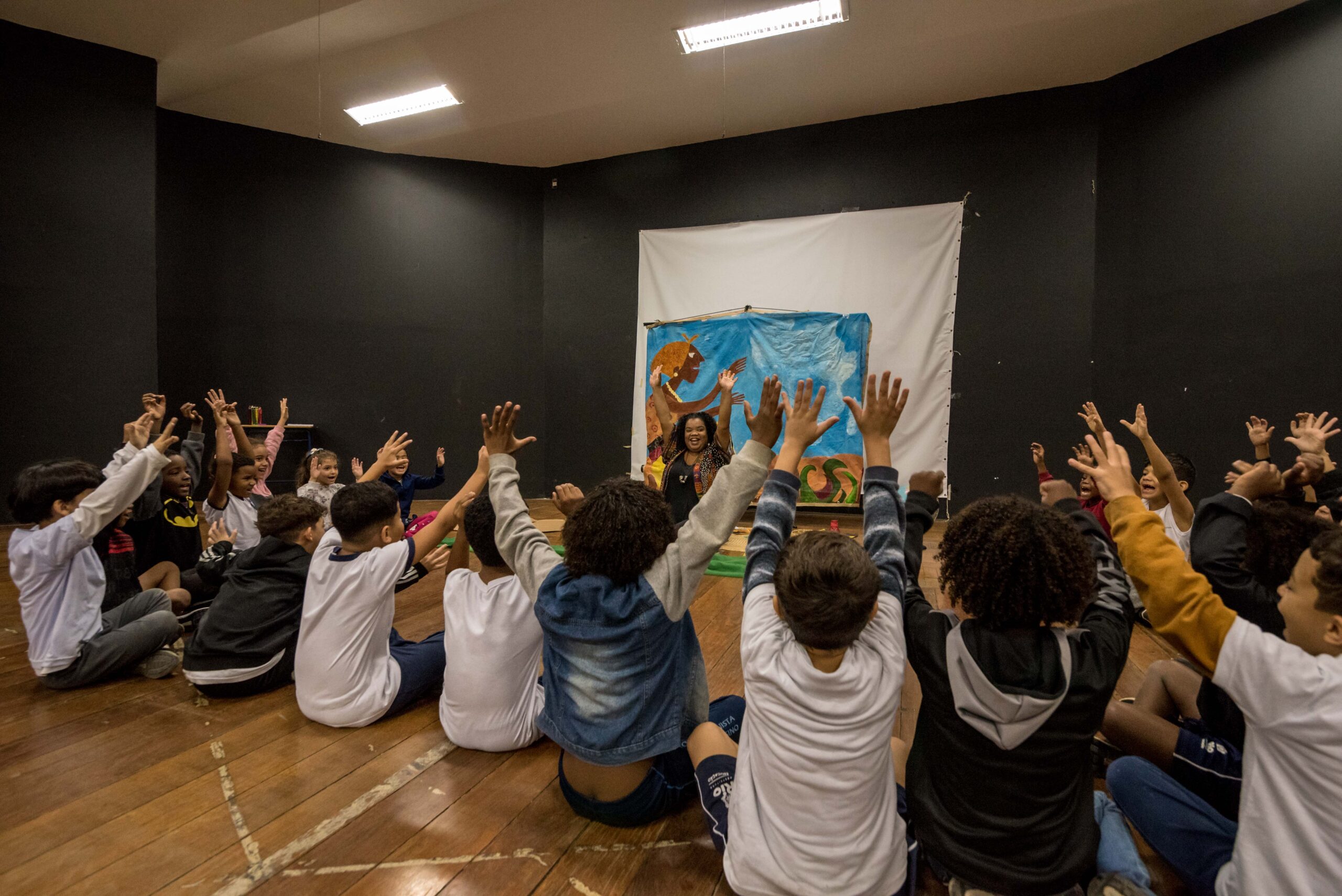 Projeto Ẹbí em contação de histórias e atividades afrorreferenciadas na Escola Municipal Souza da Silveira em Cavalcanti, Zona Norte do Rio de Janeiro, no ano de 2022. Foto: Bárbara Dias