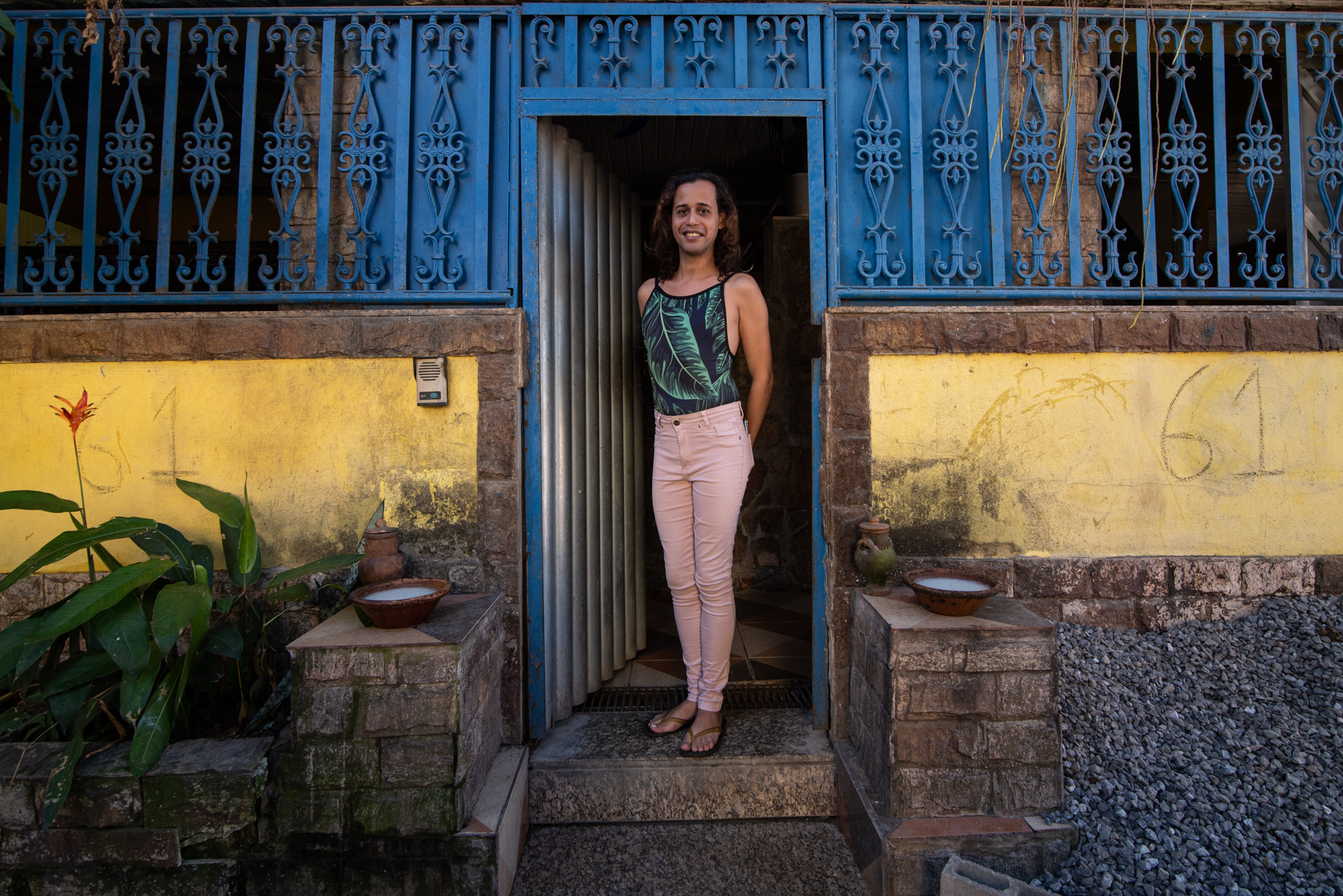 Davlyn Lotus, secretária da Casa Dulce Seixas, em frente à porta de entrada do imóvel. Foto: Bárbara Dias