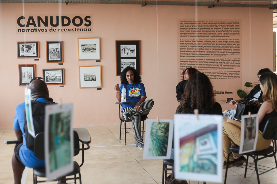 Durante a 21ª Semana dos Museus, em 2023, Márcia fala a visitantes e vizinhos na Exposição Canudos do Museu de Favela Foto: Marcos Vinícios