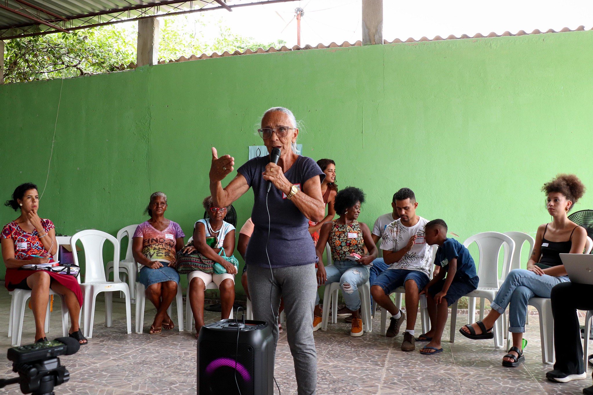 Eufrosina Silva, conhecida como Dona Flor, uma das mais antigas moradoras presentes, falou sobre incidência e resolução de problemas de forma local e comunitária. Foto: Alexandre Cerqueira
