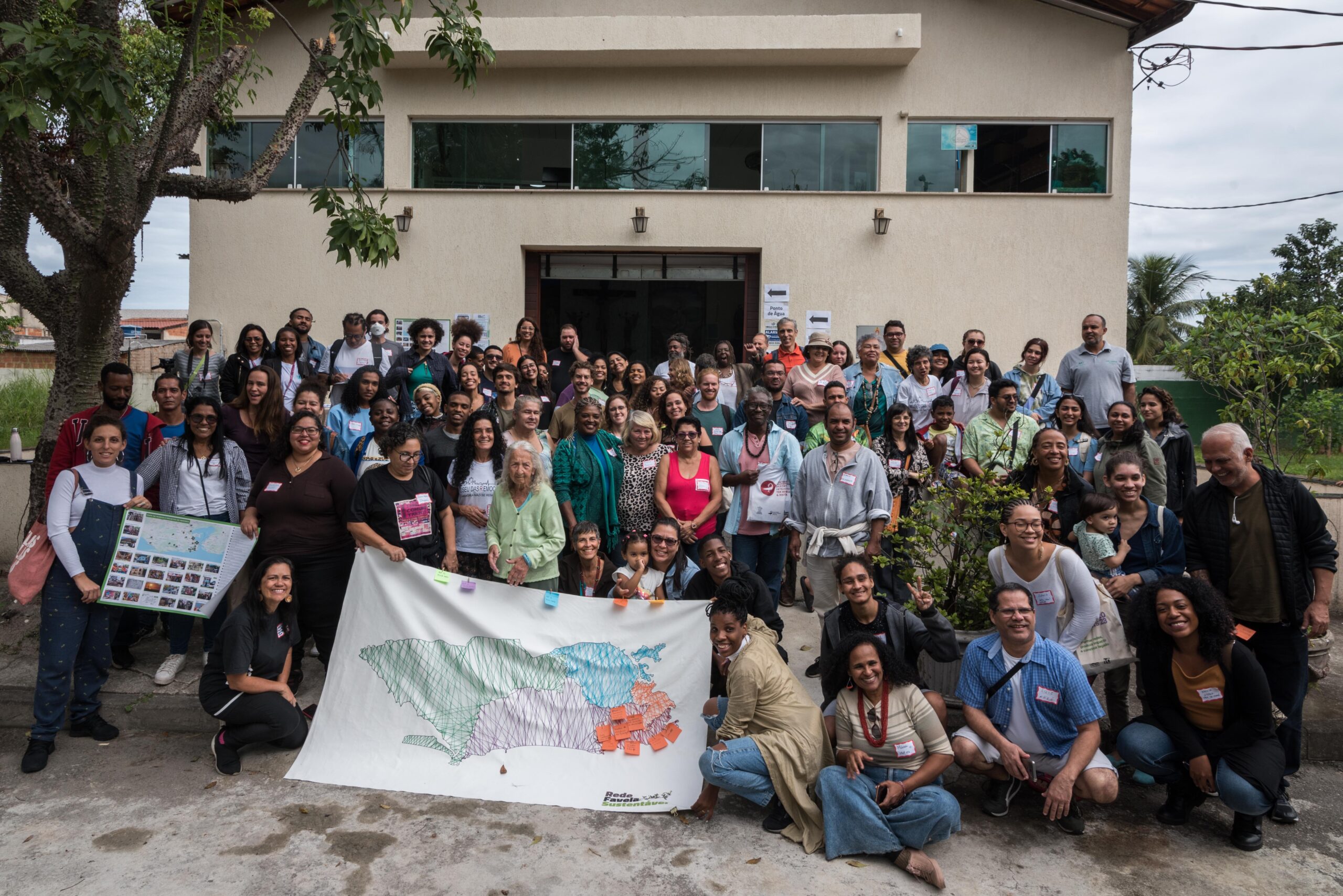 Click final com todos os participantes do lançamento da Exposição de Memória Climática das Favelas, em frente a Igreja de São José Operário na Vila Autódromo. Foto: Bárbara Dias