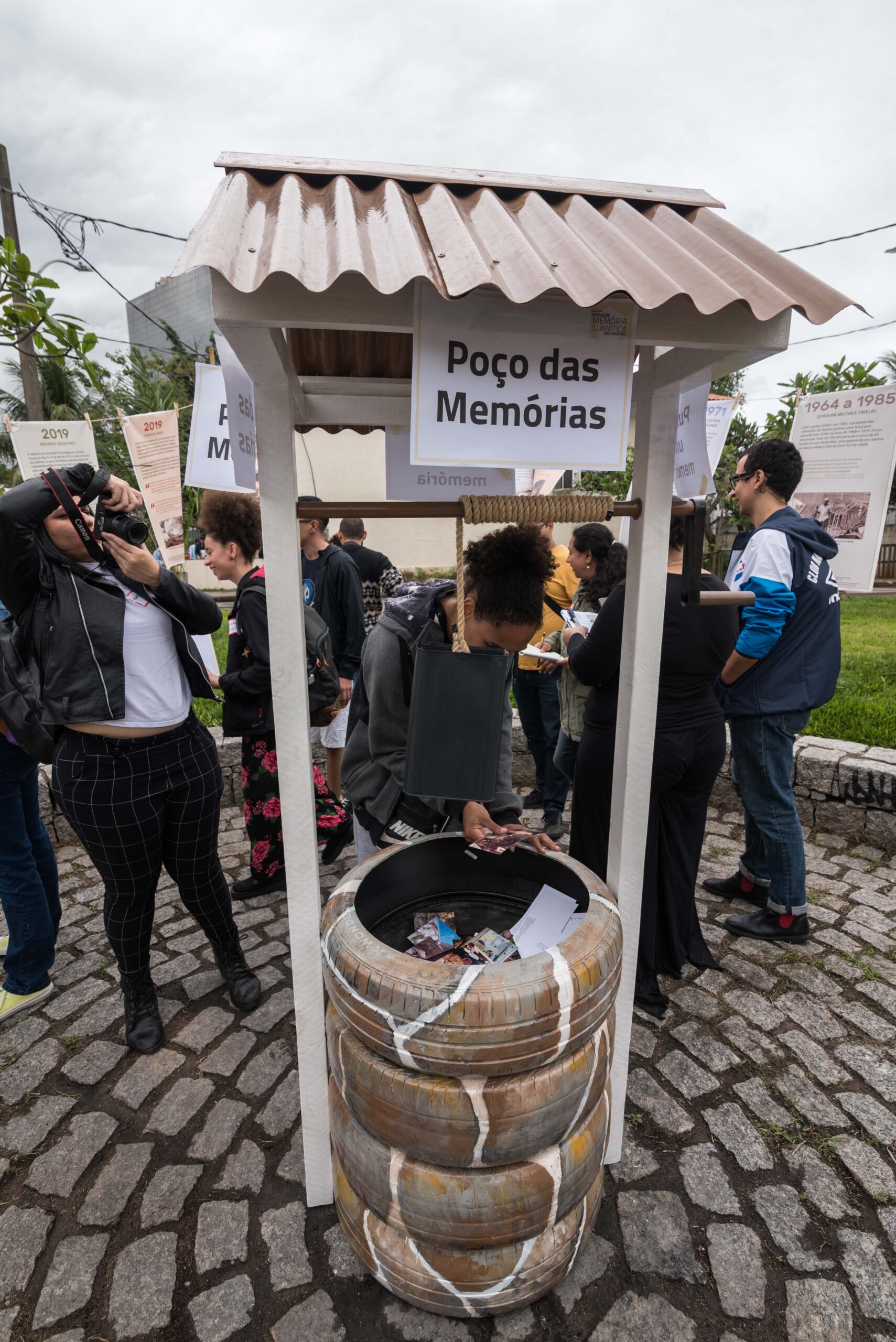 Instalação Poço das memórias, onde os participantes podiam interagir, com fotografias que fazem parte da histórias das cinco favelas participantes da exposição. Foto: Bárbara Dias