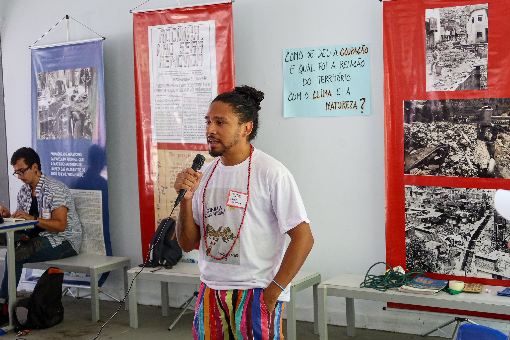 Leandro de Castro, militante do A Rocinha Resiste participa da Roda.