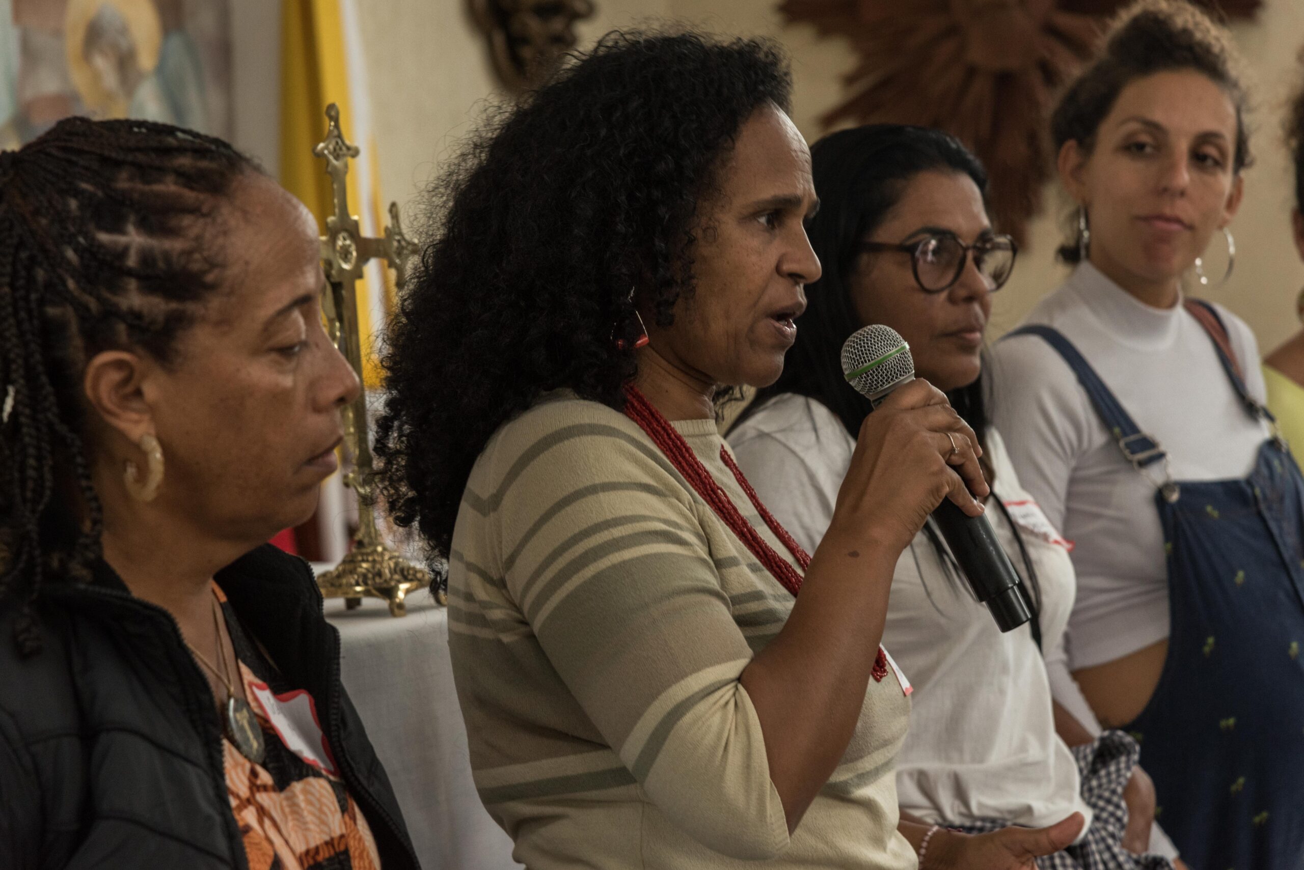 Márcia Souza, do Museu de Favela, do Cantagalo, faz sua fala sobre o processo das rodas de conversas nas favelas participantes. Foto: Bárbara Dias