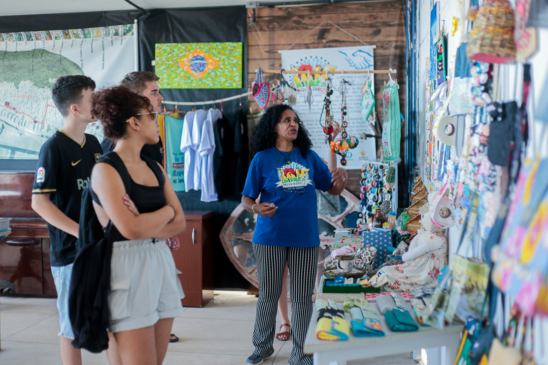 Márcia fala a visitantes e vizinhos sobre os artesanatos da favela. Foto: Marcos Vinícios