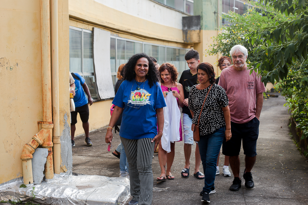 Márcia Souza guia os visitantes do MUF na 21ª Semana dos Museus. Foto: Marcos Vinícios