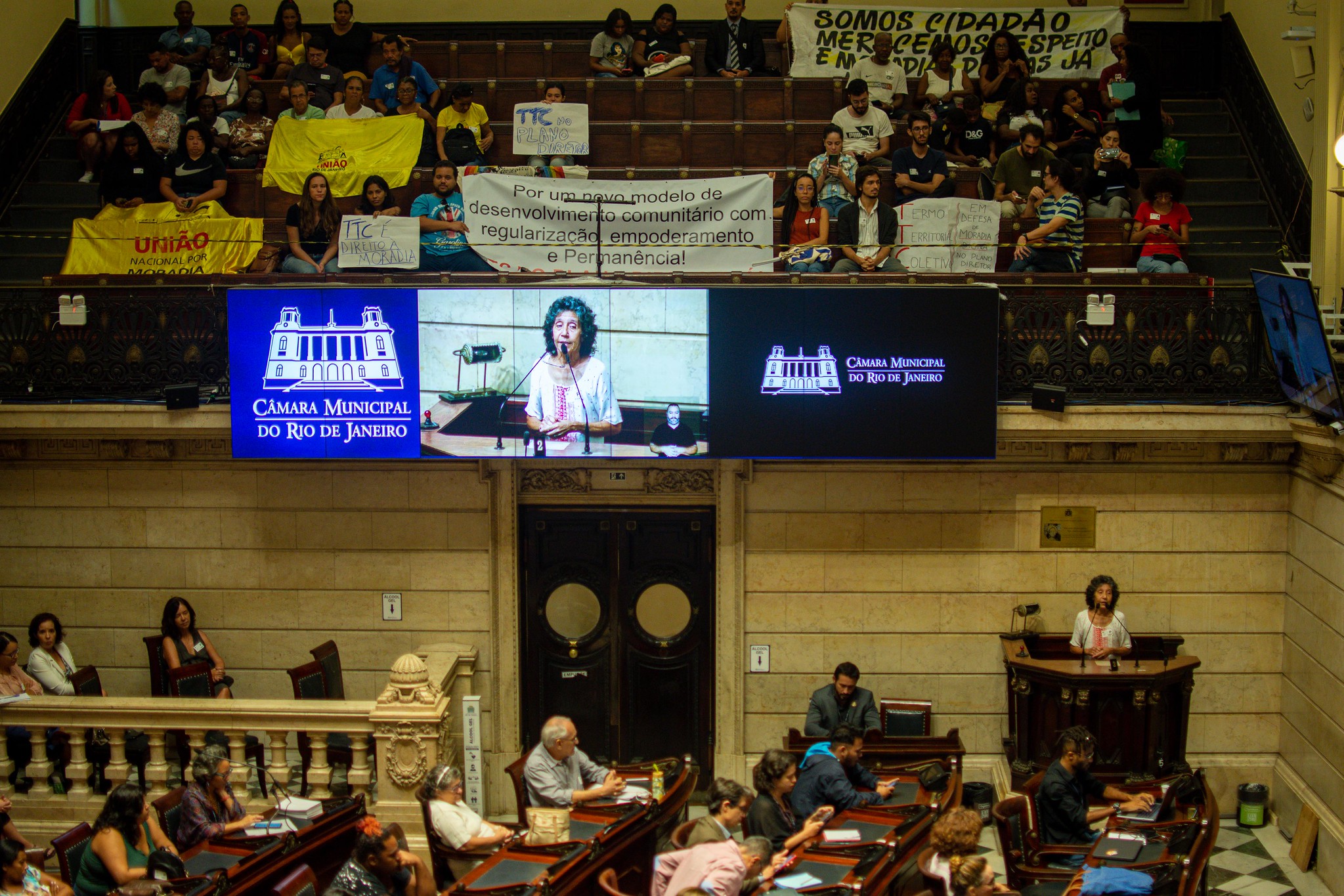 Maria da Penha faz uma fala enfática em defesa do direito à moradia no plenário da Câmara Municipal do Rio, no dia 12 de abril.