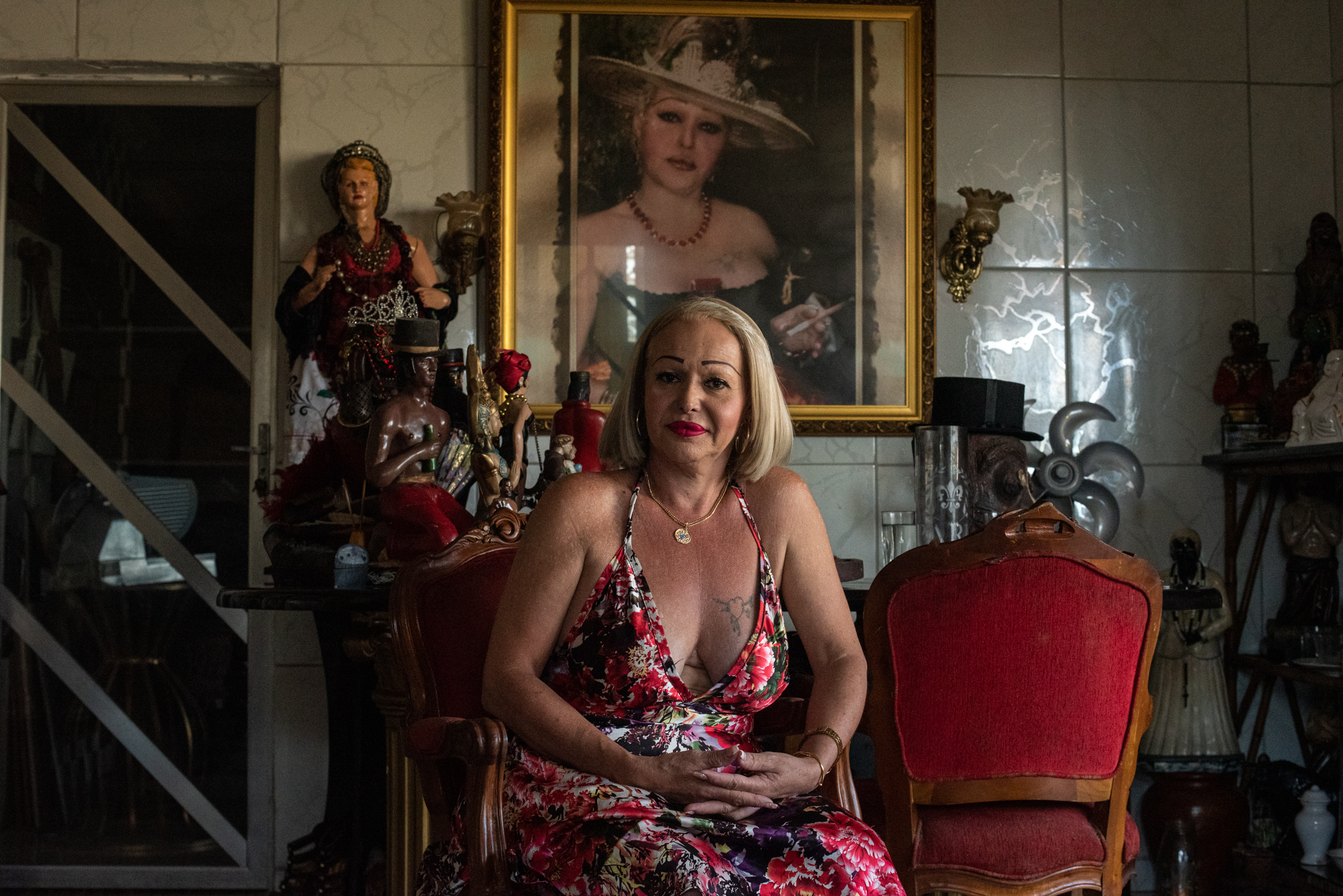 Shirley de Maria Padilha, coordenadora da Casa Dulce Seixas, em frente à sua mesa de oráculo de búzios. Foto: Bárbara Dias