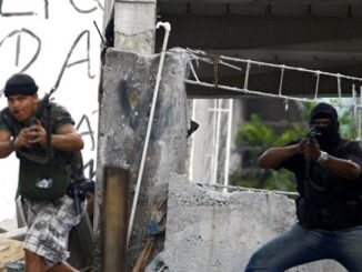 Traficante em favela do Rio de Janeiro. Foto: Thiago Cardoso/AFP/Getty Images