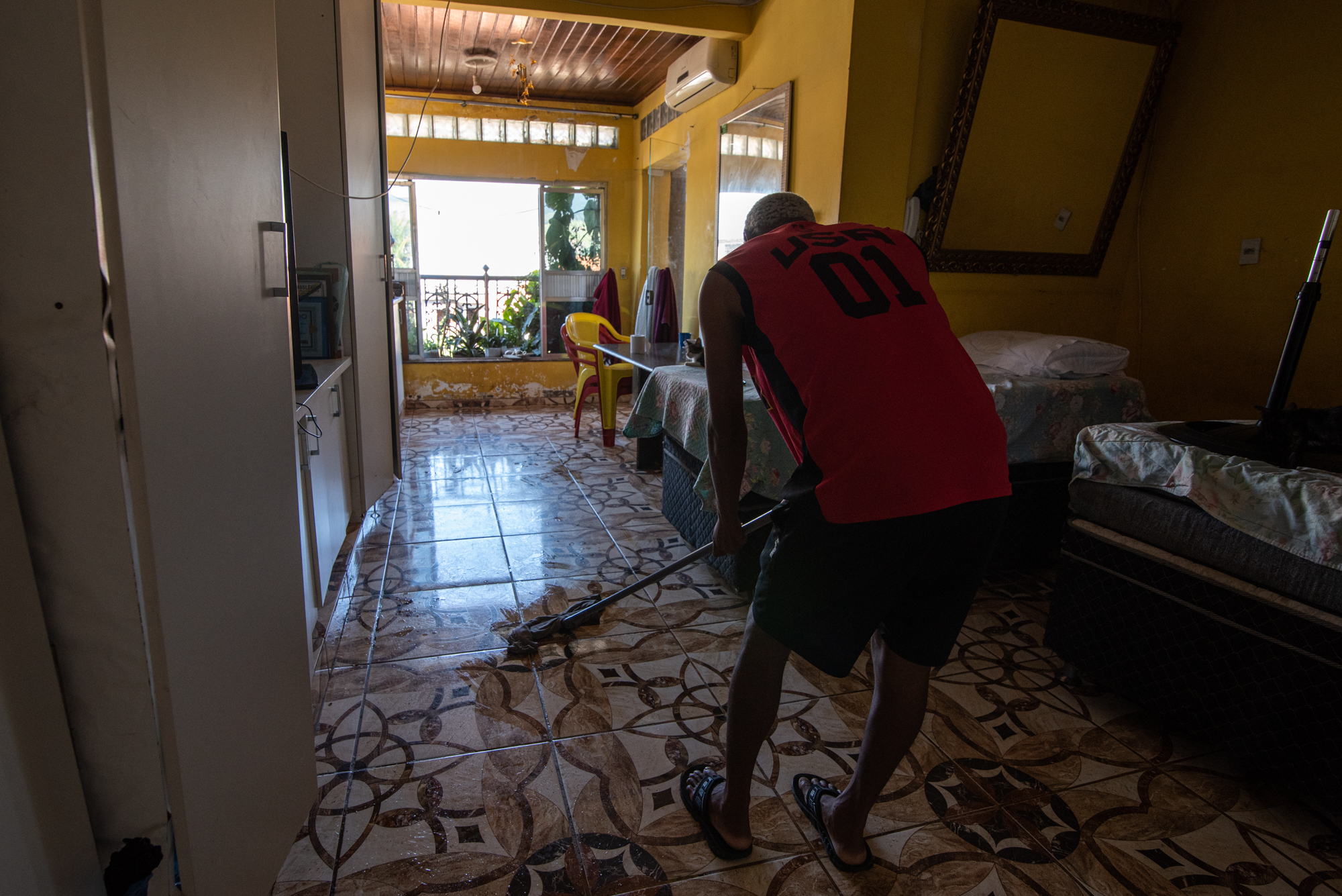 Wendel Felipe, acolhide da Casa Dulce Seixas, ajuda na manutenção da limpeza do ambiente. Todos os trabalhos são realizados de maneira coletiva. Foto: Bárbara Dias