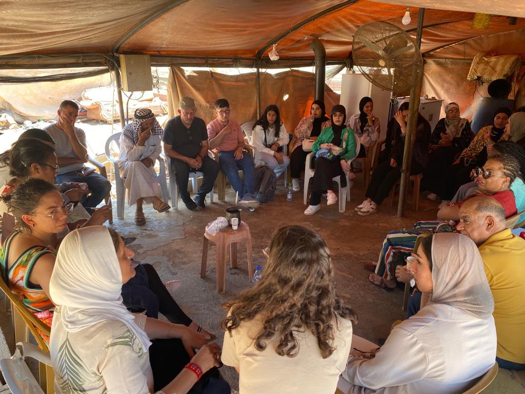 Gizele Martins em um encontro com moradores e lideranças em um vilarejo beduíno no Vale do Jordão, região palestina na Cisjordânia ameaçada de anexação ilegal pelo governo de Israel. Foto: Arquivo Pessoal