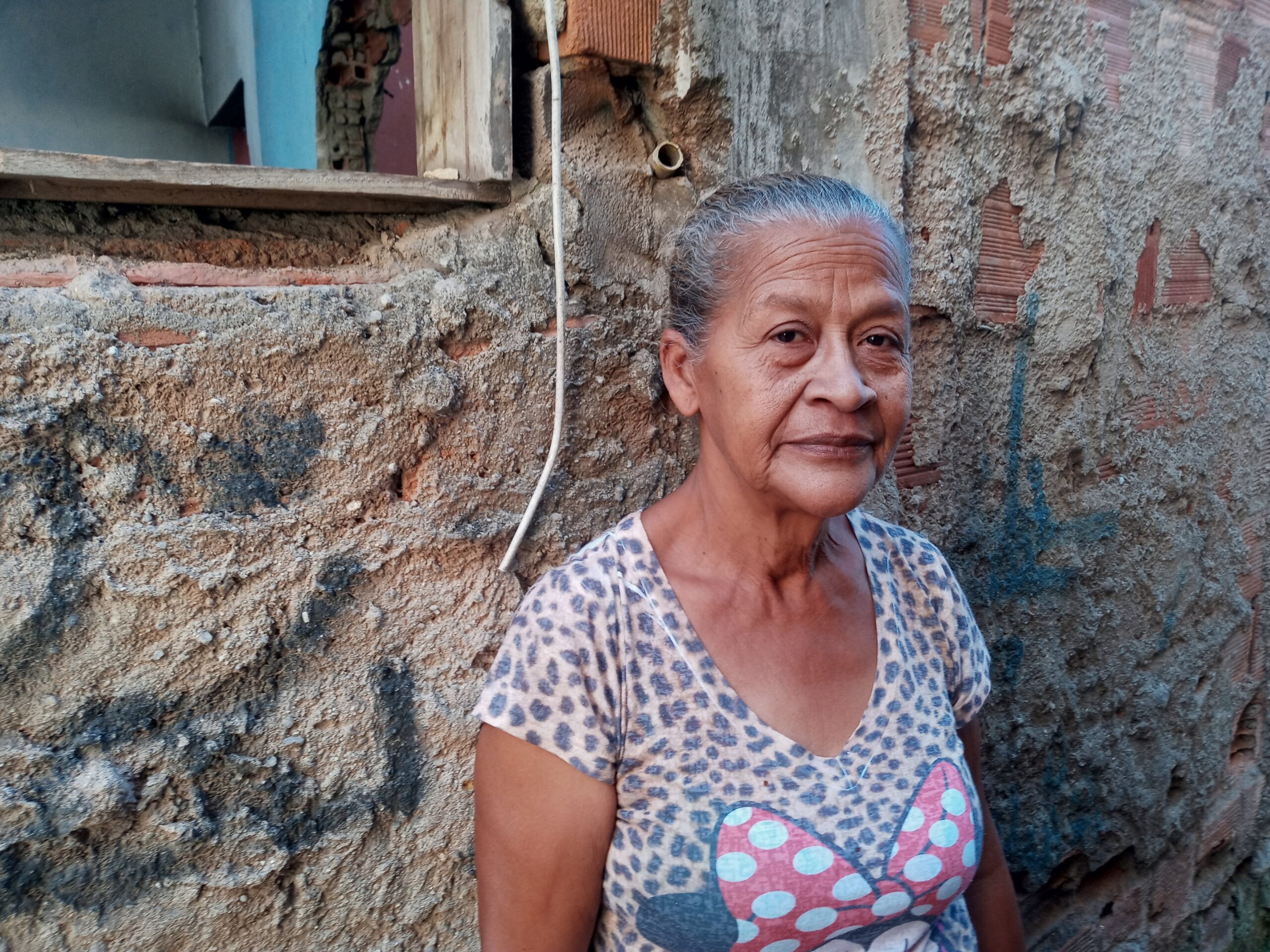 Dona Maria Neide é costureira ajudou a erguer a favela, há mais de 40 anos, e, hoje, está sendo coagida a vender sua casa por 3 vezes menos do que vale e a se mudar para longe pela Prefeitura de Caxias. Foto: Fabio Leon