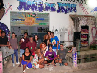 Participantes do CineSarau Nzinga de Angola reunidos em frente ao espaço cultural Mães de Acari, no dia 24 de junho de 2023. Foto: Felipe Nunes