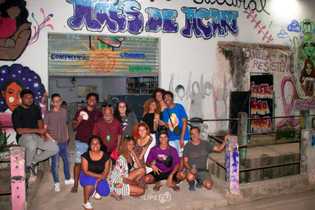 Participantes do CineSarau Nzinga de Angola reunidos em frente ao espaço cultural Mães de Acari, no dia 24 de junho de 2023. Foto: Felipe Nunes