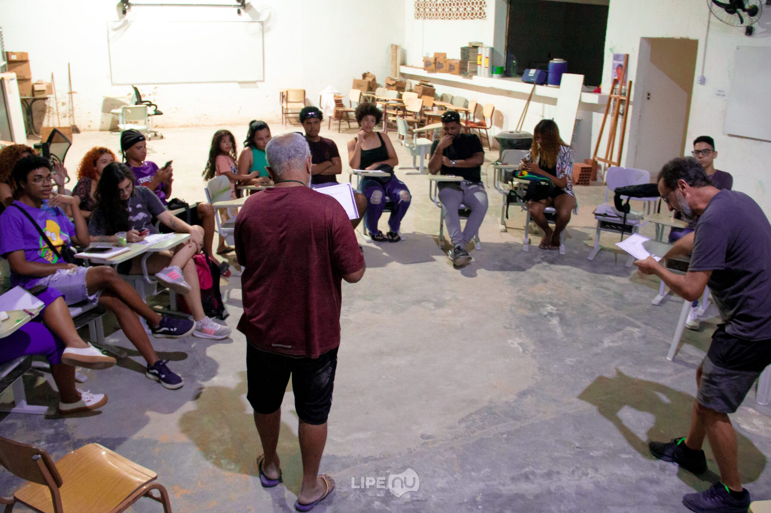 Vanderley da Cunha, o Deley de Acari, recitando e duelando com o poeta e mentor Jair Dias no CineSarau Nzinga de Angola, no dia 24 de junho de 2023, na favela de Acari, Zona Norte do Rio. Foto: Felipe Nunes