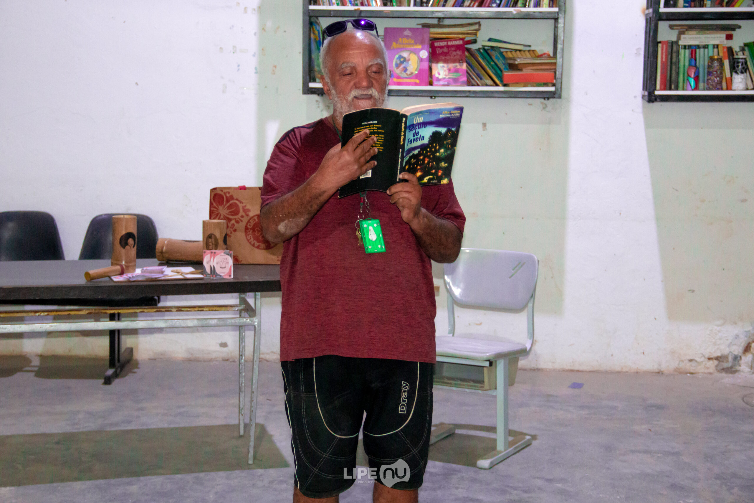 Vanderley da Cunha, o Deley do Acari, recita um poema no CineSarau Nzinga, no dia 24 de junho de 2023, na favela de Acari, Zona Norte do Rio. Foto: Felipe Nunes