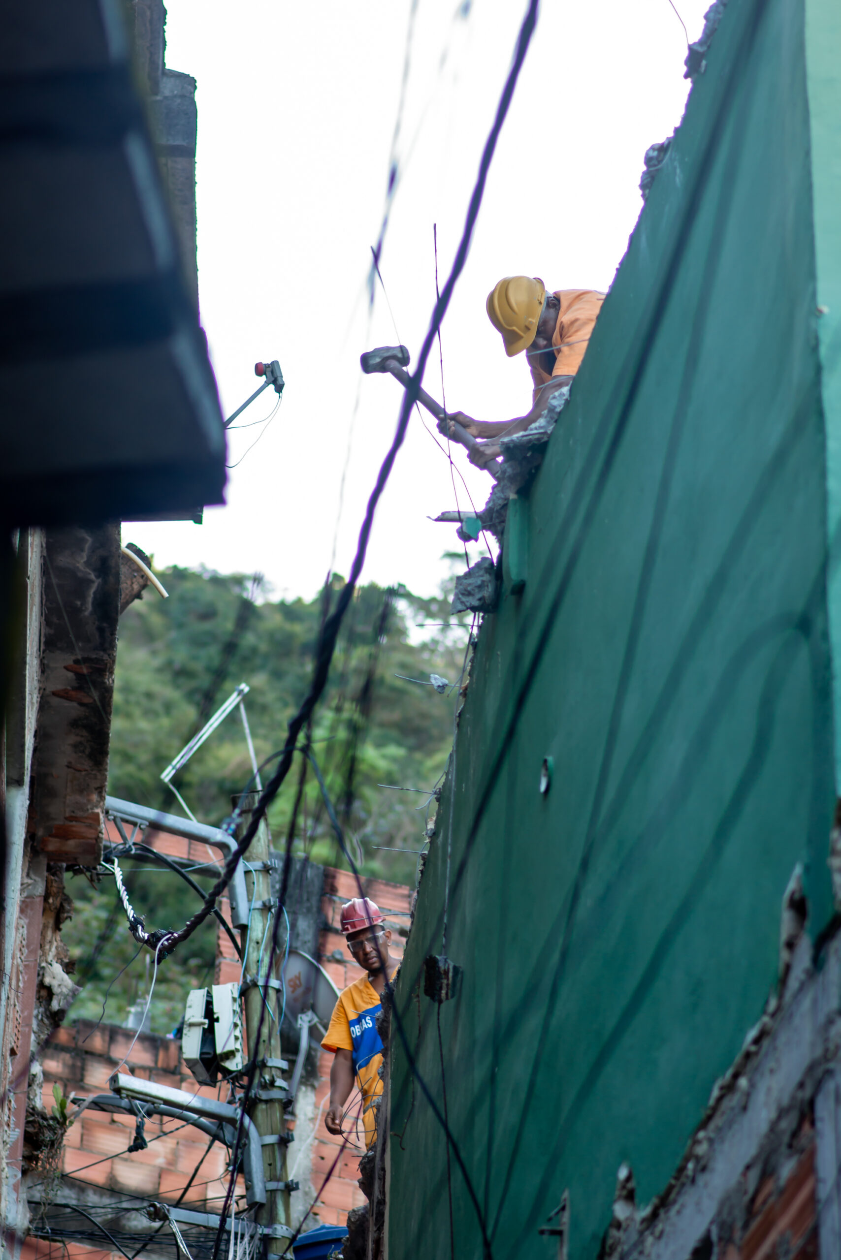 Após decisão judicial, funcionários da prefeitura reiniciam a demolição de casas na área da Jaqueira, na favela do Vidigal, Zona Sul do Rio. Foto: Igor Albuquerque