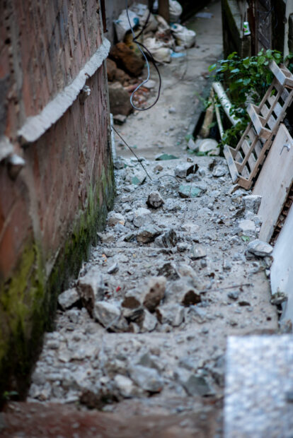 Pelo caminho, escombros das casas que estão sendo demolidas na área da Jaqueira, Vidigal. Foto: Igor Albuquerque