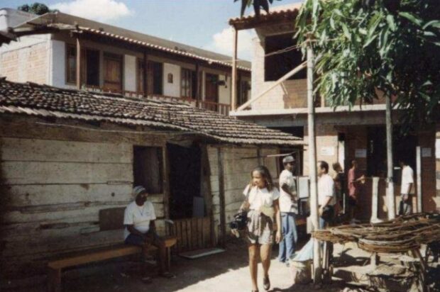 Moradores na fase de construção de Shangri-lá, na década de 1990. Foto: Dossiê UMP