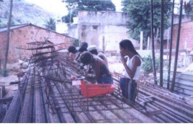 Produção de lajes pré-moldadas e blocos de concreto, nos anos 1990. Foto: Dossiê UMP