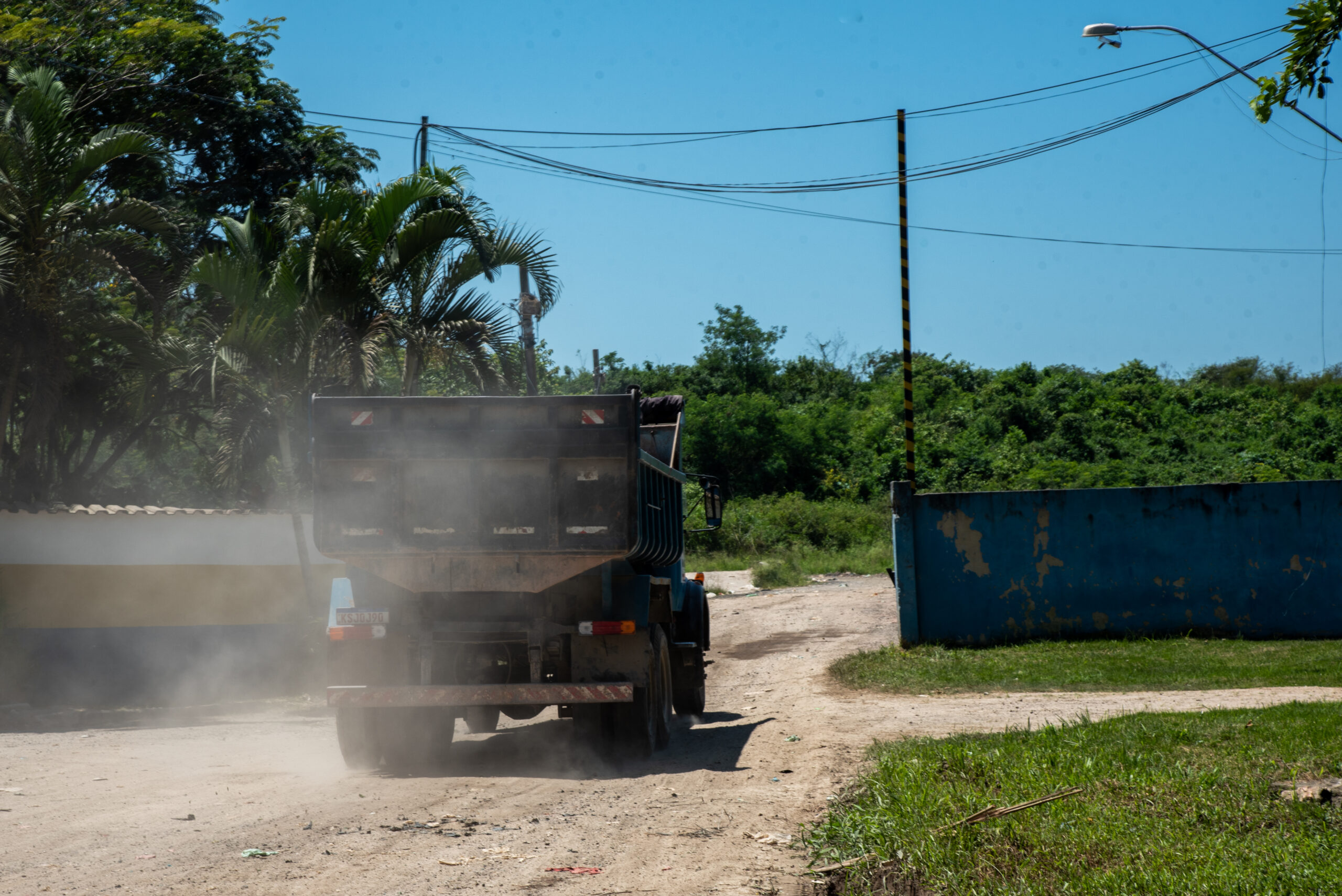 Na entrada do Lixão de Bongaba, o fluxo de caminhões levando resíduos para o lixão é intenso. Foto: Bárbara Dias