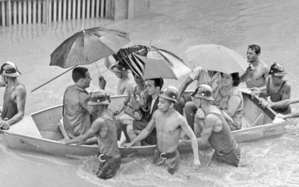 Pessoas sendo resgatadas e transportadas de barco, durante enchente no Rio de Janeiro, em 1966. Foto: Corpo de Bombeiros do Rio de Janeiro