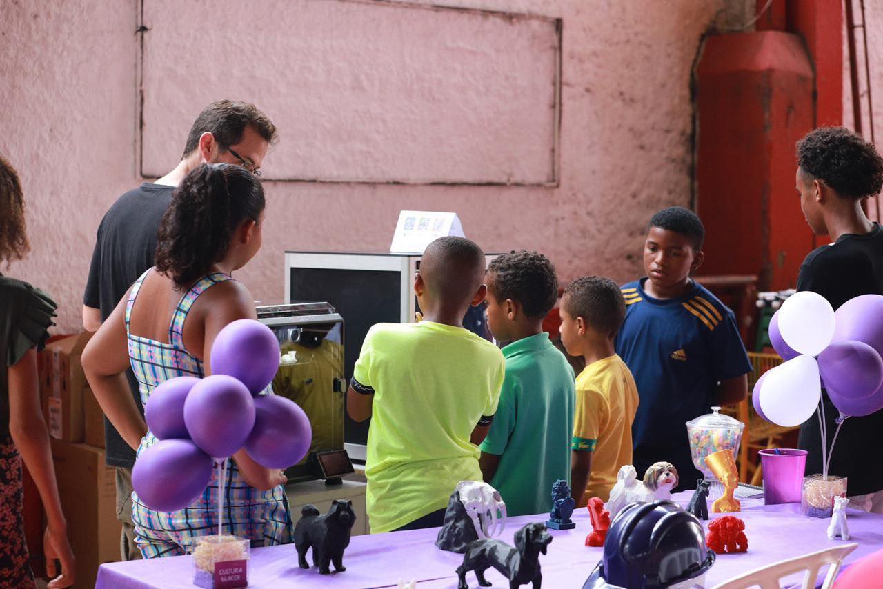 Atividade tecnológica com impressão 3D, no Festival Literário Rio Diversidade, na Estácio de Sá, no dia 28 de outubro de 2023. Foto: Douglas Jaco