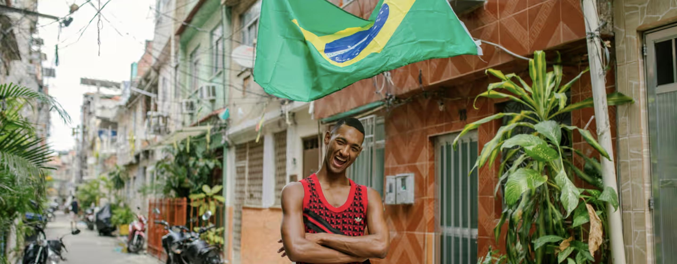 Raphael Vicente nas ruas do Complexo da Mare. Foto: Kristin-Bethge / The Guardian