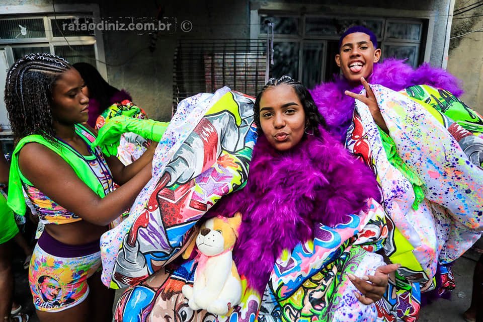 Mulheres têm participado cada vez mais das turmas e famílias de Clóvis ou Bate-bola, na foto, integrante da Turma Estrelas, da Favela do Muquiço, Zona Norte do Rio de Janeiro, 2022. Foto: Ratão Diniz