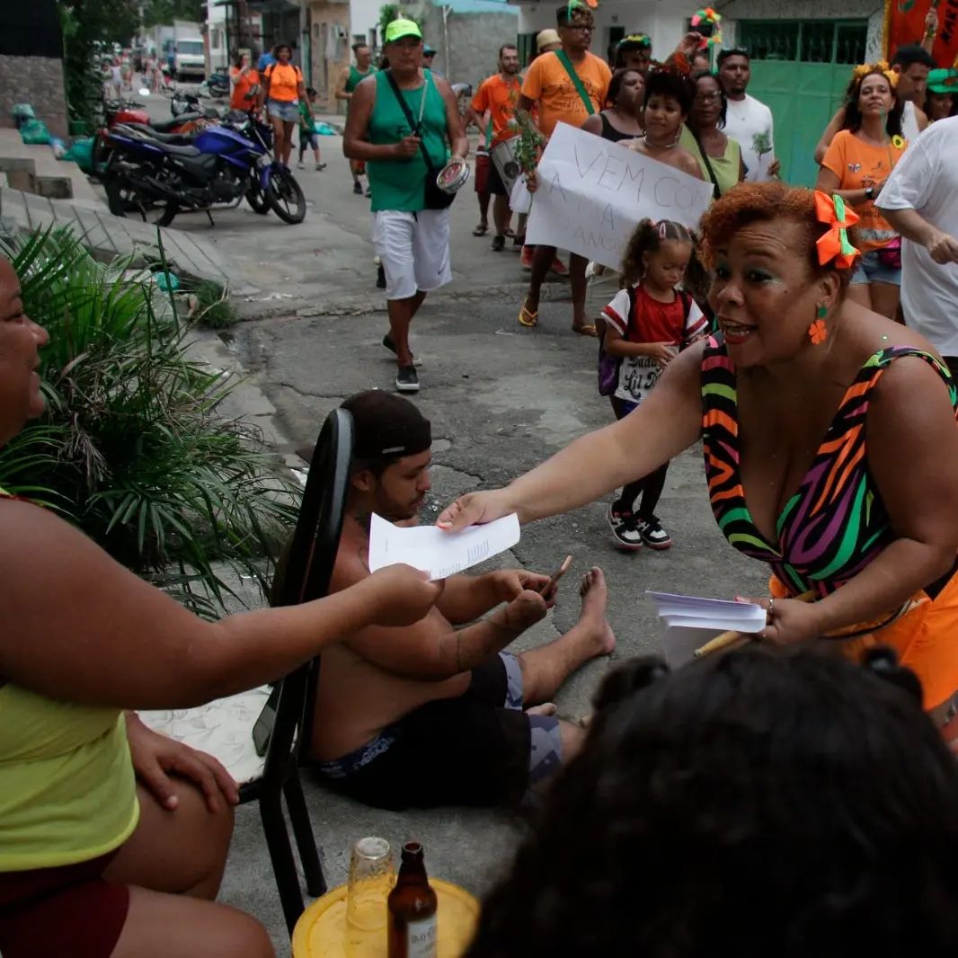 No primeiro desfile de 2024, o bloco saiu do distribuindo a letra do samba do bloco para os moradores, que se empolgaram. Foto: Divulgação Redes Sociais Bloco Se Benze Que Dá