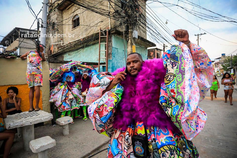 Os Bate-bolas ou Clóvis são patrimônio imaterial do Rio de Janeiro, manifestação cultural periférica e de favelas das zonas Norte e Oeste, além da Baixada Fluminense. Favela do Muquiço, 2022. Foto: Ratão Diniz