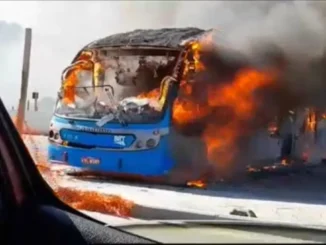 Carcaças de ônibus queimados entre as comunidades Antares e Cesarão, na Zona Oeste do Rio de Janeiro; cerca de 35 ônibus foram incendiados na zona oeste do Rio após morte de um dos líderes da milícia que atua na cidade. Foto Reprodução Redes Sociais
