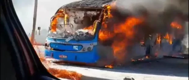 Carcaças de ônibus queimados entre as comunidades Antares e Cesarão, na Zona Oeste do Rio de Janeiro; cerca de 35 ônibus foram incendiados na zona oeste do Rio após morte de um dos líderes da milícia que atua na cidade. Foto Reprodução Redes Sociais