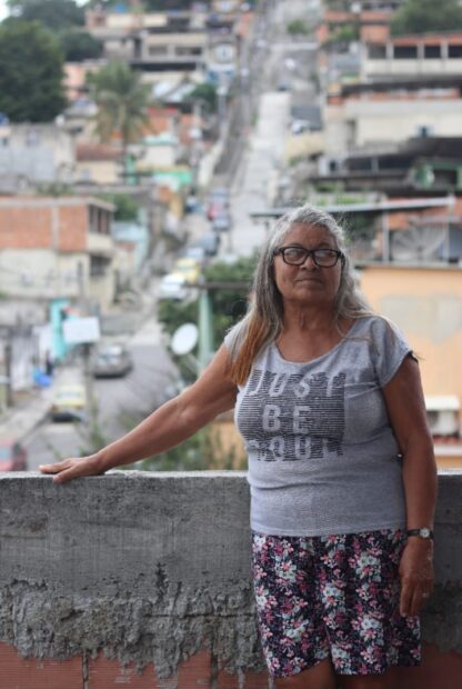 Mariza na laje de sua casa no Morro do Adeus, Complexo do Alemão, em 2021. Foto: Nathalia Menezes