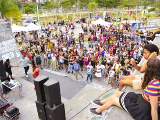 Apresentação da Drag Mariana Crocs na 1ª Parada LGBT da Ilha do Governador. Foto: Amanda Baroni