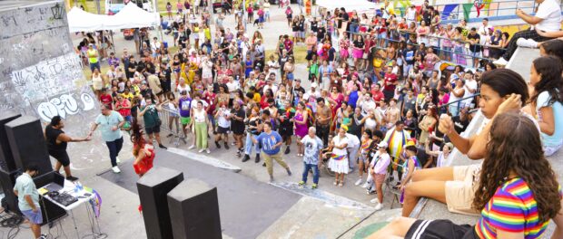 Apresentação da Drag Mariana Crocs na 1ª Parada LGBT da Ilha do Governador. Foto: Amanda Baroni