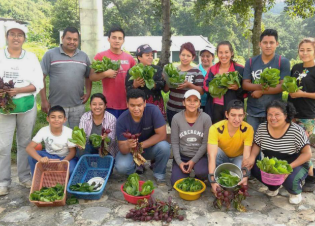 Cooperativistas da cooperativa Fé e Esperança, Guatemala, com os alimentos produzidos na horta comunitária. Foto: Coceavis