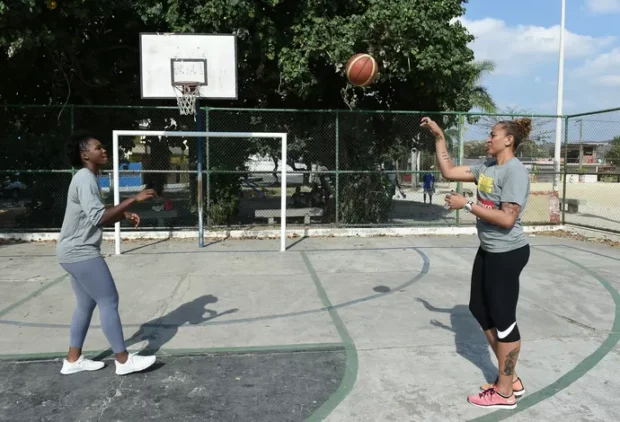 Érika joga com a também cria de Campo Grande, da localidade de Vila Jardim, e pivô da seleção de basquete Clarissa Santos, que treinou em outro aparelho público, o Centro Esportivo Miécimo da Silva, e jogou nas Olimpíadas de Londres 2012. Foto: André Durão