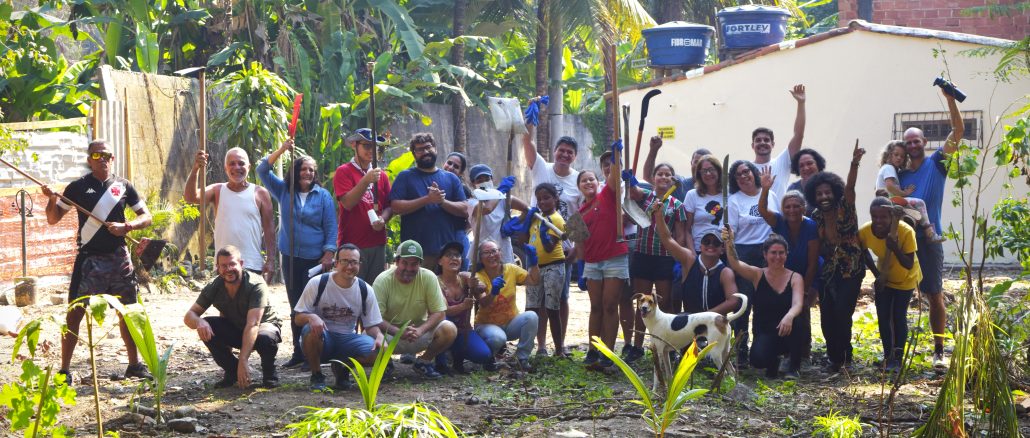 Equipe voluntária do Mutirão Vila da Lagoa na Barra da Tijuca no dia 17 de agosto. Foto: Amanda Baroni