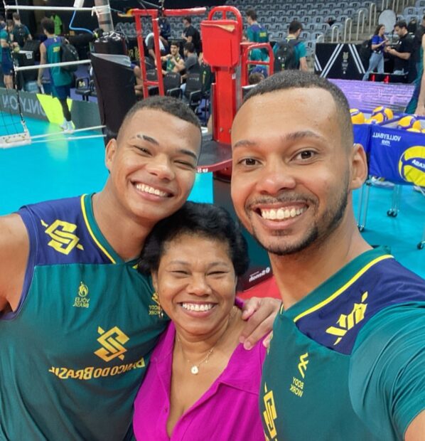 O caçula Darlan Souza, a matriarca da família e Alan Souza no último treino antes do começo do pré-olímpico. Foto: Redes sociais