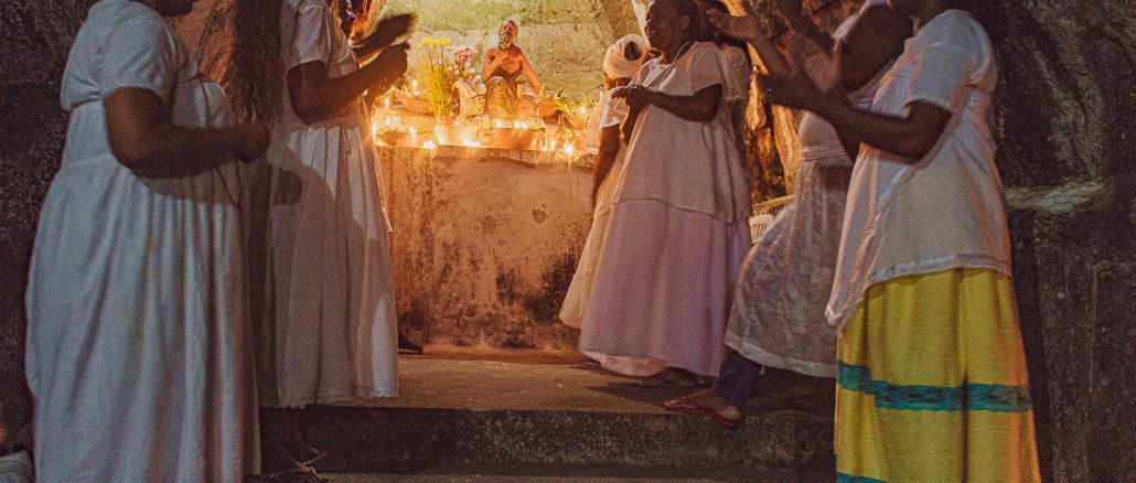 Festa da Pedreira de Xangô acontece há aproximadamente 80 anos na Favela da Serrinha, em Madureira, onde essa celebração da religiosidade afrocarioca de favela persiste, arrastando todo ano fiéis à gruta da pedreira no alto da Serrinha no dia 30 de setembro. Foto: Rhuan Gonçalves